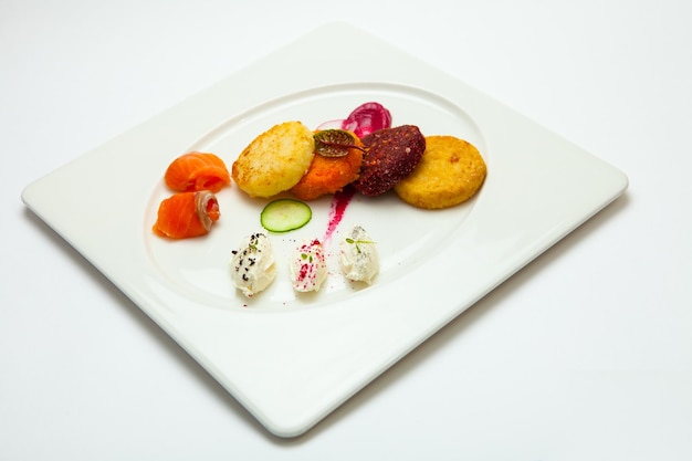 Talerz z kolorowym daniem